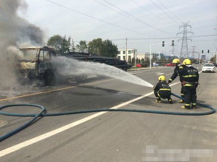 组图：江苏淮安一货车行驶途中突然自燃