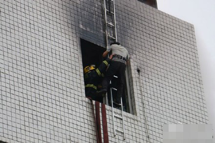 晋江一工厂起火2工人被困 消防及时营救