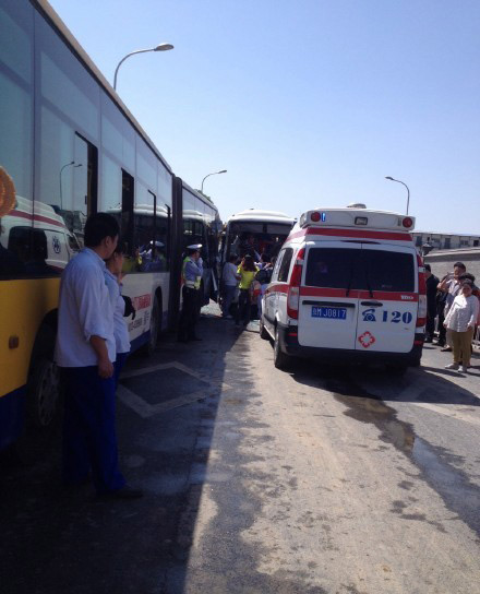 北京前门公交与大客车相撞 18人受伤