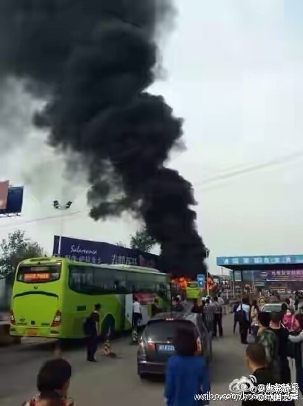 河北燕郊公交车遭遇纵火 现场浓烟无伤亡