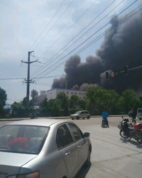 济南伊利乳业发生火灾 现场浓烟无人伤亡【图】