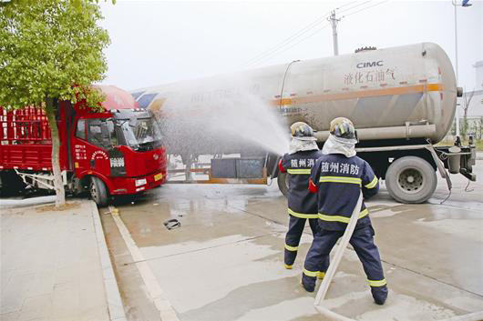 3车相撞25吨液化气险泄露爆炸 消防排险