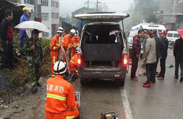 面包车追尾货车致两人死亡 古田消防紧急救援