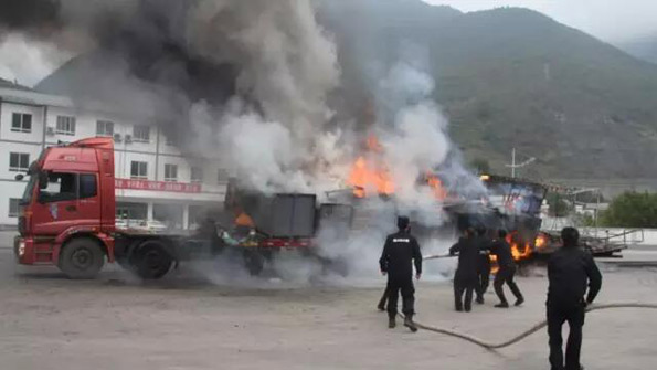 货车高速突遇大火 司机冒死驾车冲出隧道