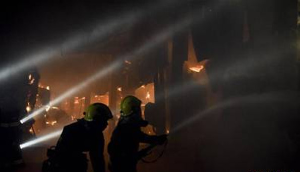 乌鲁木齐一纸厂突发大火 公安消防及时救援