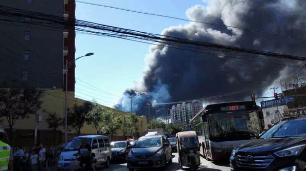 丰台区大红门木材厂失火 全北京城可见