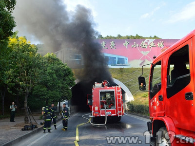 湖北隧道内货车起火消防队员经2小时救援