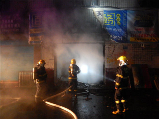 莆田市店面深夜起火 消防及时扑灭无伤亡