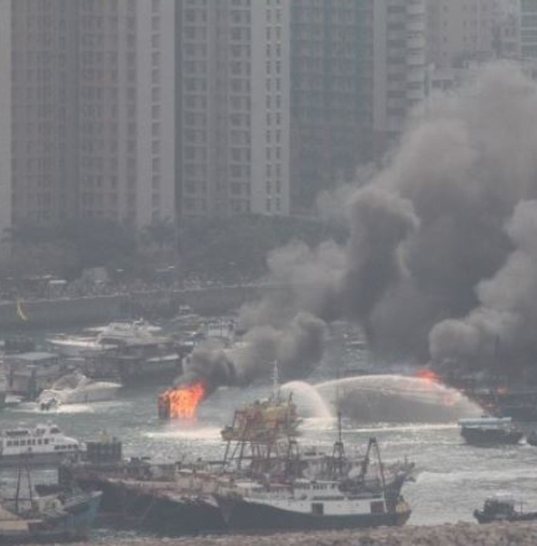 香港维多利亚大火现场：浓烟滚滚爆炸声不断