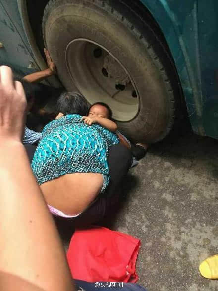 广西1名女童被压车轮下 上百路人抬车救人
