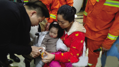 1岁女孩嘴馋惹麻烦惊动消防 幼儿禁碰物件