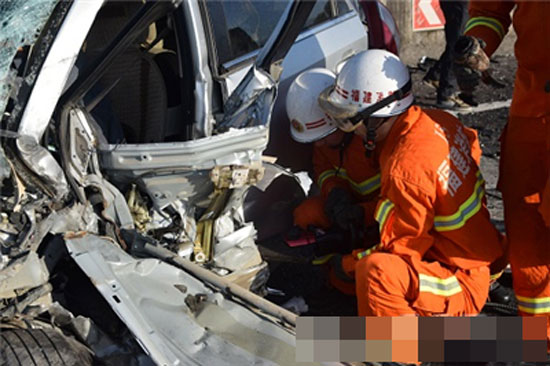 道路结冰致两车相撞 三明永安消防救出一人