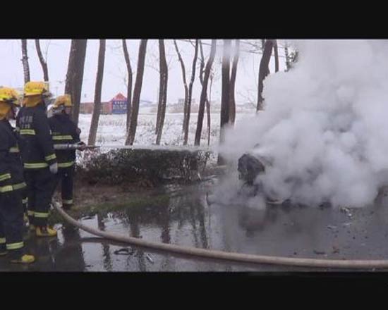 盐城：两车雪天碰撞轿车起火燃烧 无人员伤亡