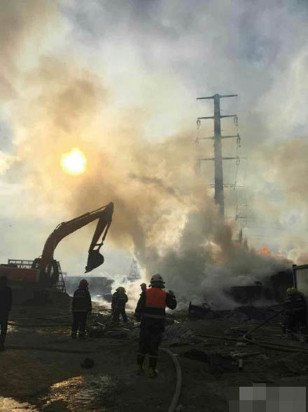 太原市建筑工地着火 消防官兵奋战5个小时