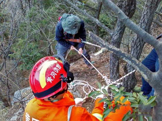 湖北5名“驴友”被困深山老林 消防全力营救