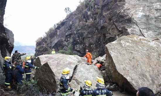 丽水发生山体滑坡一面包车被埋 消防开展营救