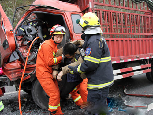 紧急救援：渝湘高速两车追尾1死1伤