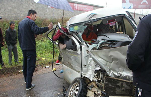 面包车与客车相撞一人被困 钟祥消防冒雨处置