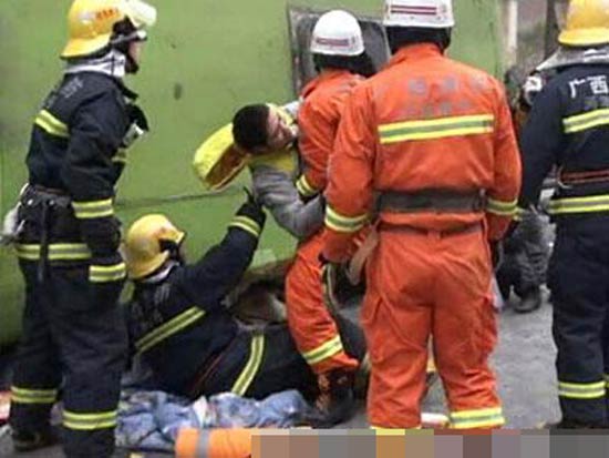 广西河池南丹发生客车侧翻事故 已致7死18伤