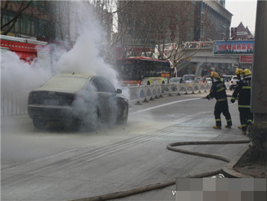 行驶中的奥迪突然起火 消防救援及时无伤亡