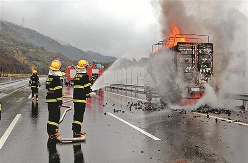 福建省高速公路一货车着火 千余箱泡面“泡汤”