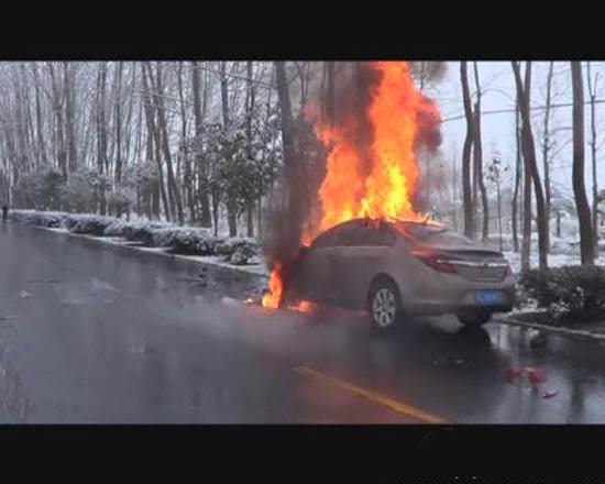 盐城：两车雪天碰撞轿车起火燃烧 无人员伤亡