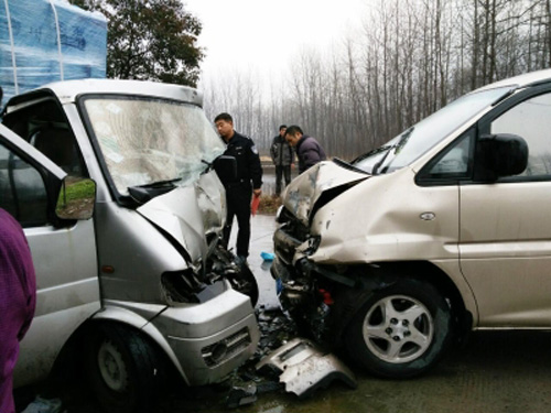 失控小货车 消防村民推车救出货车司机