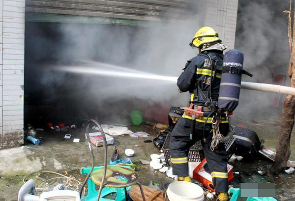 四川遂宁城区街头一铺面起火致2死1伤（图）