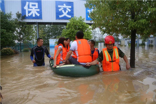 暴雨再袭湖北南漳 消防历时14小时救出被困群众171人