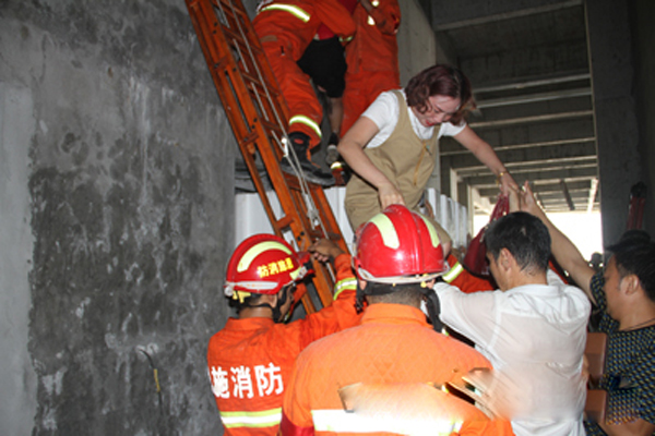 天气炎热电梯突发故障困14人 巴东消防拆墙营救