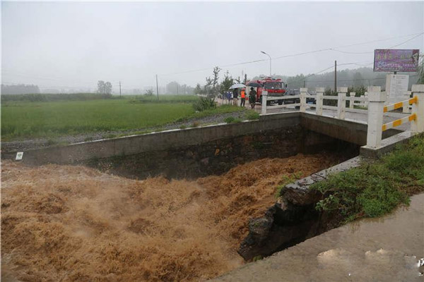 暴雨再袭湖北南漳 消防历时14小时救出被困群众171人