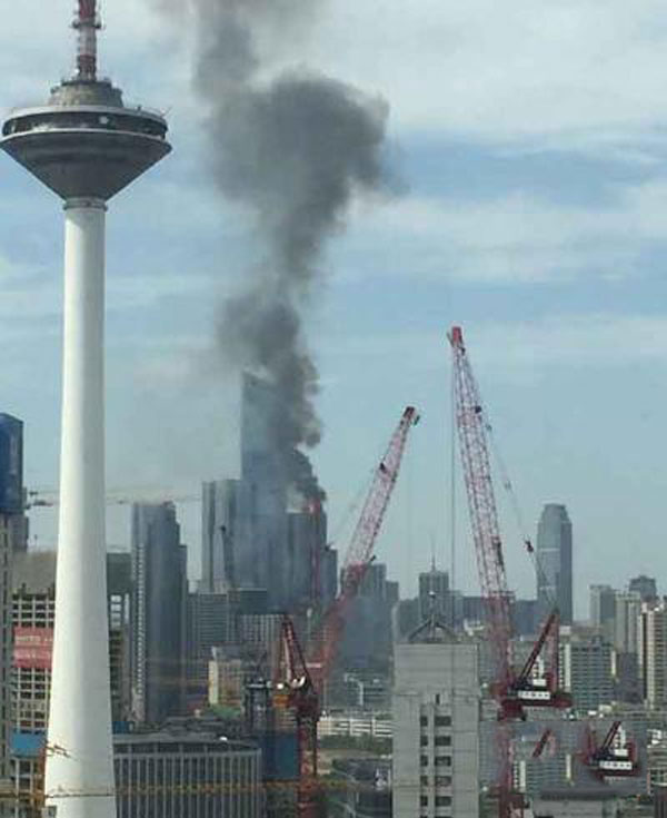 沈阳青年大街沿线裕景中心工地突发火情 消防员全力扑救