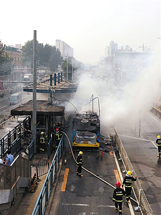 北京一公交起火无人伤亡 初步判断与空调电路有关