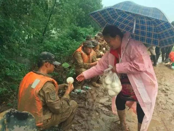 南京战士救灾无暇饮水 抬头喝雨水