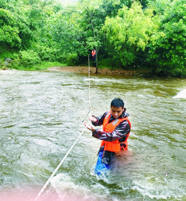 暴雨致两“钓友”被困河中央 消防成功施救