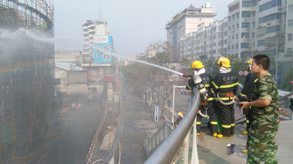 安康一工地发生火灾道路封闭 50余消防人员参与救援