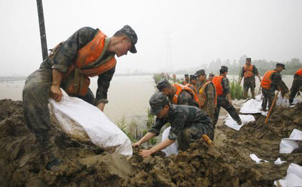 南京战士救灾无暇饮水 抬头喝雨水