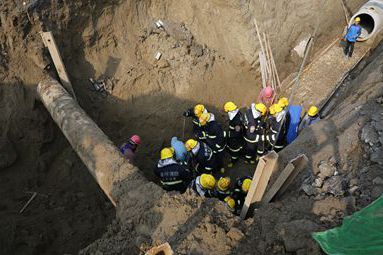 工地突塌方三工人被埋压 扬州消防紧急营救