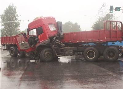 江苏高邮发生一起离奇车祸 大货车“自己撞自己”