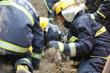 工地突塌方三工人被埋压 扬州消防紧急营救