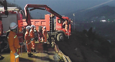 货车失控冲出公路车头悬空 消防员“空降”救出一家四口