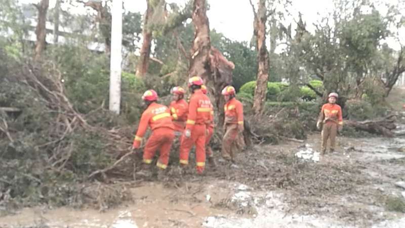 “天鸽”猛扑广东，广东多地消防部队连夜驰援珠海抗击台风