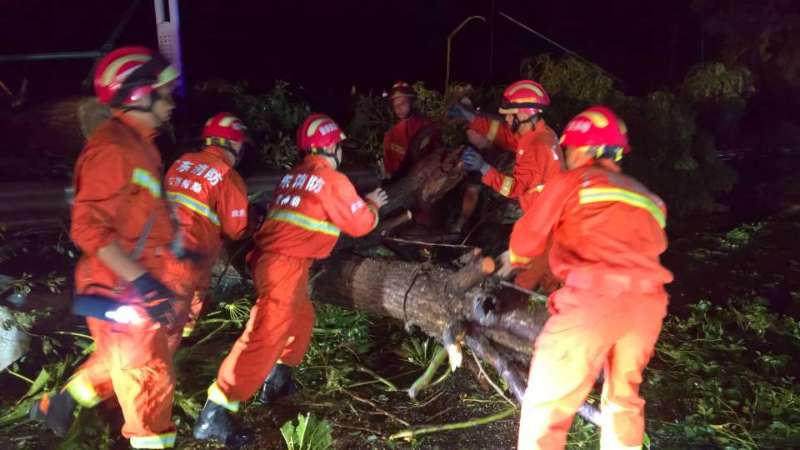 “天鸽”猛扑广东，广东多地消防部队连夜驰援珠海抗击台风