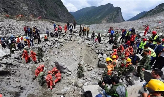 四川茂县山体滑坡35人确认安全 仍有73人失联