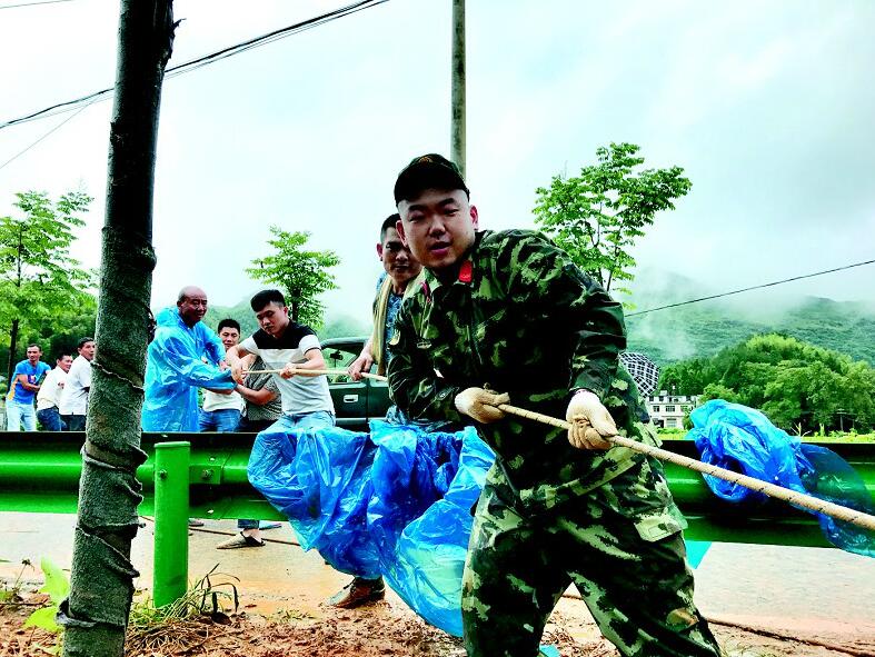 崇阳40人送葬队伍突遇山洪被困 消防官兵抛绳摆渡营救