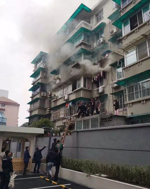 浙江一居民楼发生火灾 系女子用吹风机吹内裤导致