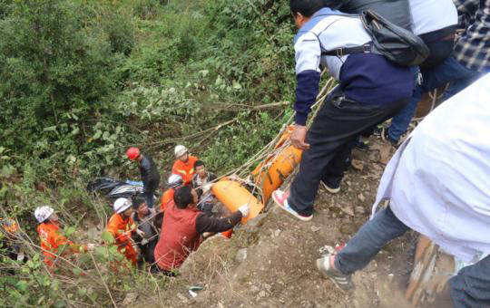 云南文山发生车祸致7人坠崖 消防官兵及时救援全员生还