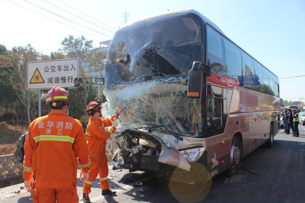 旅游大巴撞上厢式货车致2人被困 消防紧急救援