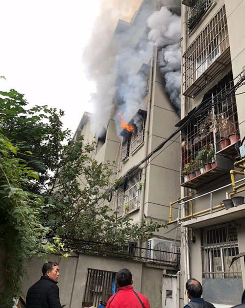 浙江一居民楼发生火灾 系女子用吹风机吹内裤导致