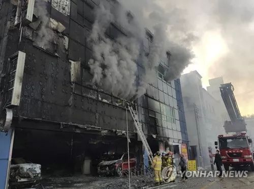 韩国建筑火灾 29人丧命 你必须学会的大型场馆火灾逃生术